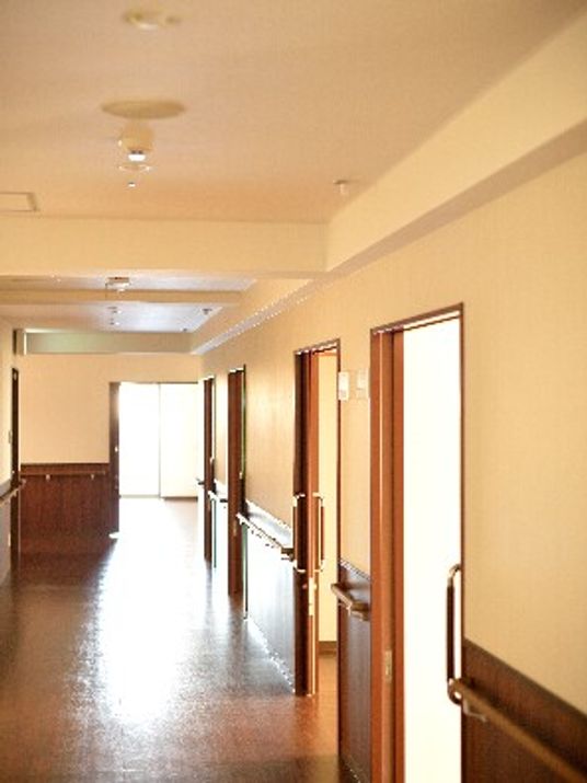 明るい廊下の一部