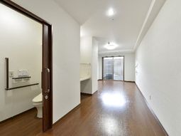 明るい廊下と居室の入口