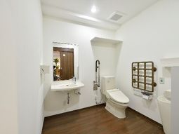 バリアフリーの洗面所とトイレ