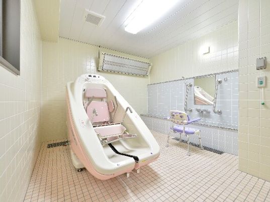 バリアフリー設計の浴室