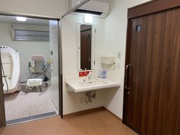 ゆとりある清潔な浴室