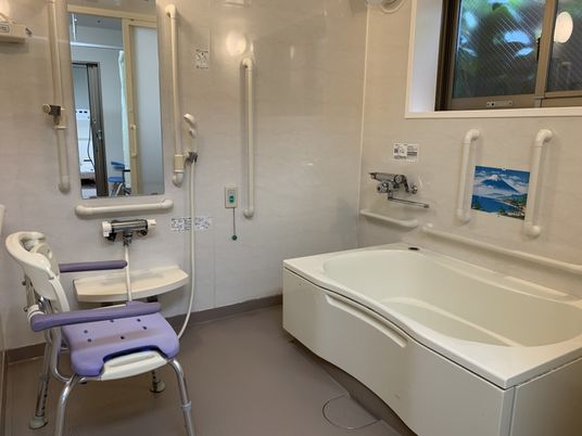 バリアフリー設計の浴室