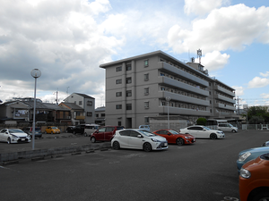 施設の外観と駐車場  