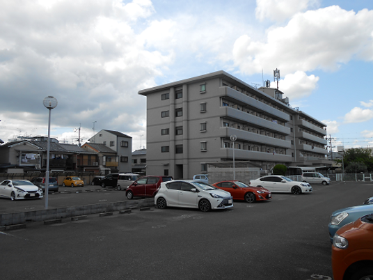 施設の外観と駐車場  