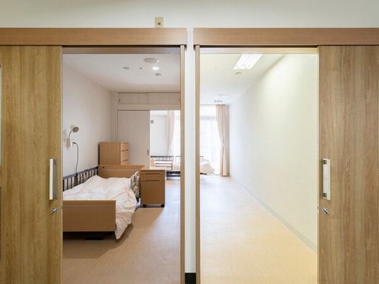 明るい居室の入口