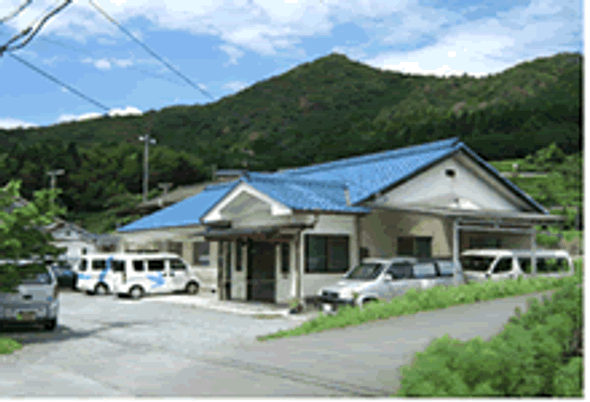 山間にある建物外観