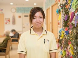 スタッフと折り紙デコレーション