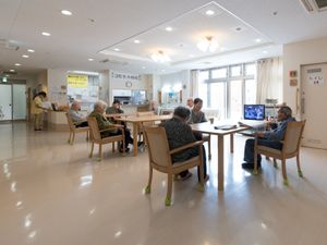 共有スペースで過ごす利用者