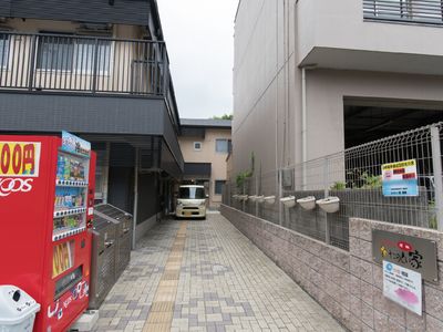 施設外観と自動販売機