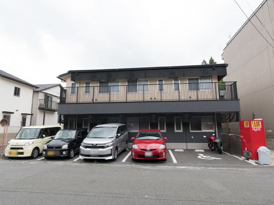 黒い外壁の建物エントランス