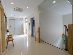 明るい廊下の一角