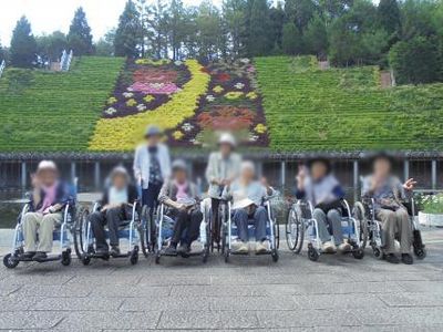 花壇前の広場