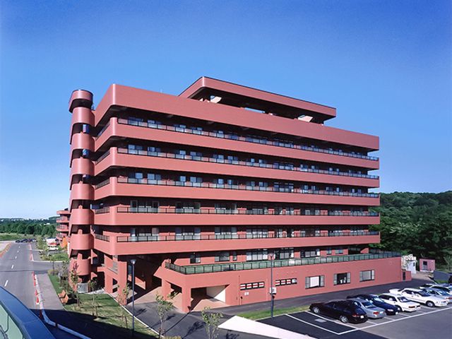 複合型建物の外観 外観 近代的なデザインが施された建物で、多様な施設が備わっています。駐車スペースも充実しています。