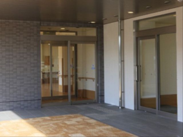 広々とした明るいエントランス 玄関 広い入り口は日差しをたっぷりと取り込み、訪れる皆様をあたたかく迎えます。安全かつスムーズな出入りが考慮された設計です。