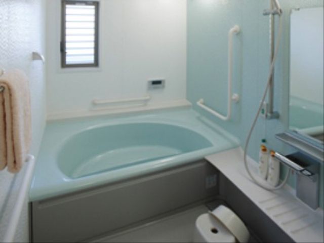 バリアフリー浴室空間 浴室 手すり付きで安全に配慮された清潔な浴室です。快適にお使いいただけるよう、機能的に設計されています。