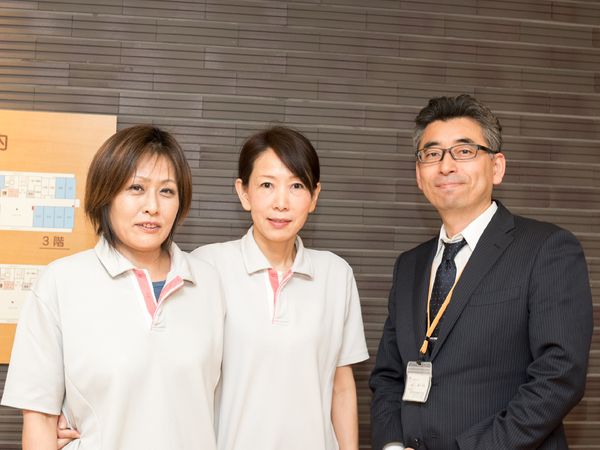 スタッフの笑顔の集合