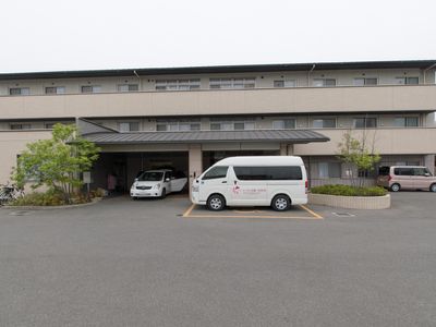 施設外観と駐車場