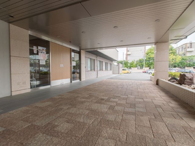広々とした明るいエントランス 施設・玄関前 ゆったりとした開放感のあるエントランスです。出入りがしやすく、訪れる方を暖かく迎えます。
