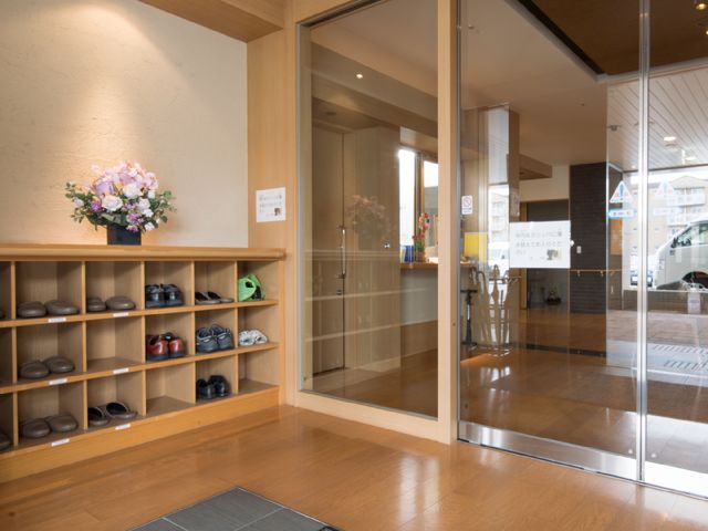 エントランスの靴棚 玄関 入口には明るく清潔感のある靴棚が設置されており、皆さまを暖かくお迎えします。こちらでゆったりとした時間を過ごせる環境が整っています。