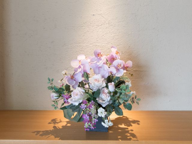 花が飾られた暖かい空間 靴箱の上の花 優しい光と彩りでお出迎えする、心安らぐ空間です。入居者の憩いの場としてふさわしいです。