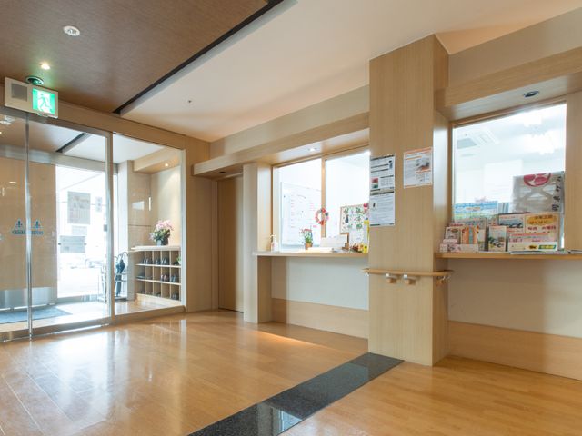 エントランスの明るい空間 受付 広々として明るいエントランスには、訪れる方々を迎える受付と掲示物が整っており、快適な環境が提供されています。