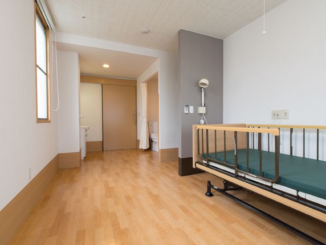 快適な居室 居室全体1 ゆとりある広さの居室で、窓からの自然光が心地よい空間です。利用者さまの快適な生活を支援するために、機能的な家具を配置しています。