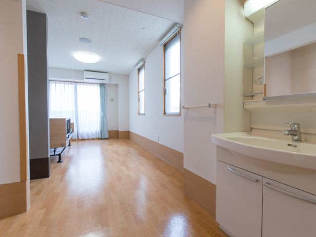 広々とした洋室の一角 居室入口から見た内部1 明るく広々とした居室は、居心地の良い個々の空間を提供しています。窓からの自然光が心地よく、家具配置も自由にアレンジ可能です。