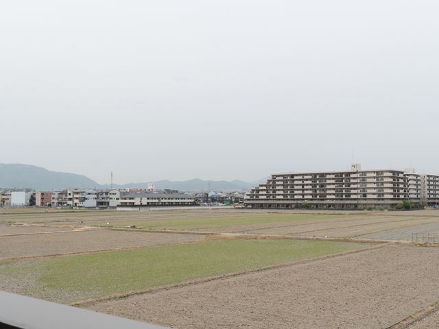 広々とした空間の外観 居室からの眺め1 開放的な空間に佇む施設は、周囲の自然に溶け込むデザインとなっており、ゆったりとした気分でお仕事ができます。