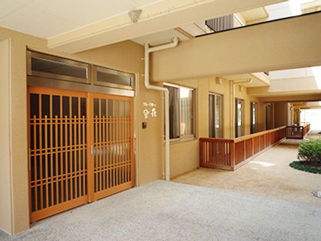 広々とした入居エリア 廊下 温かみのある木製の柵が並ぶ広々とした廊下です。快適な動線で移動がスムーズです。