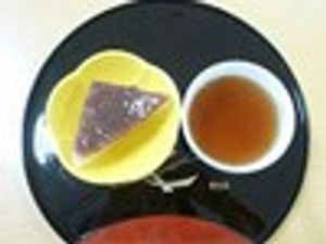 お茶と甘味の皿