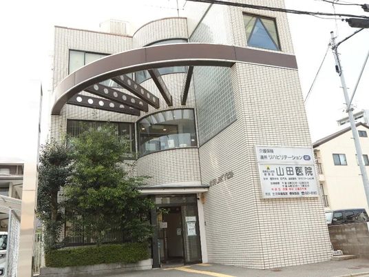 曲線外観の施設正面  