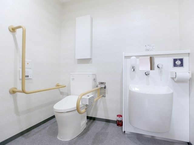 手すり付きトイレ トイレ 手すりが設置され、安心して利用できる快適なトイレ空間です。どなたでも安全にご利用いただけます。