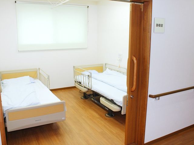 静かな居室 居室 広々とした居室は、車椅子でもアクセスしやすく、木目調の温かい雰囲気です。