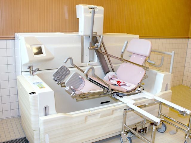 清潔な浴室設備 浴室 使いやすい浴槽で、快適なバスタイムを過ごせます。清潔感あふれる空間です。