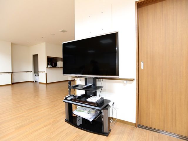 くつろぎのリビング リビング 広いスペースにテレビが設置されたリビングは、リラックスした時間を過ごすのに最適です。