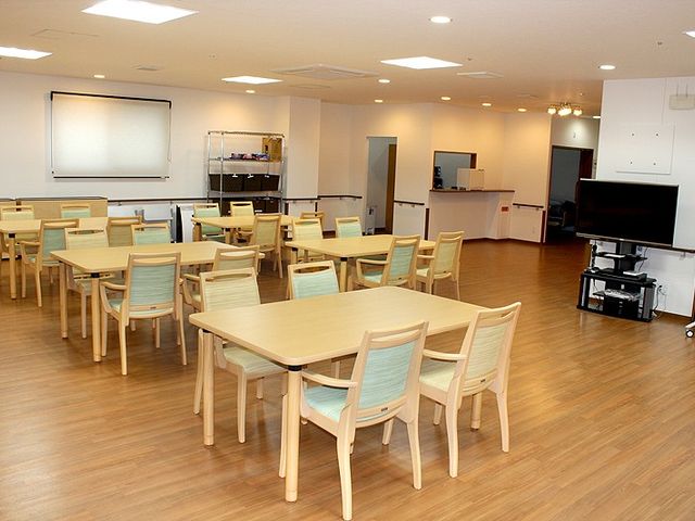広々とした明るい食堂 食堂 木目調のテーブルと椅子が並ぶ明るい空間です。テレビを見ながらリラックスできます。