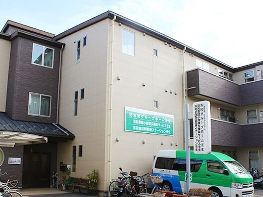 明るい外観の介護施設