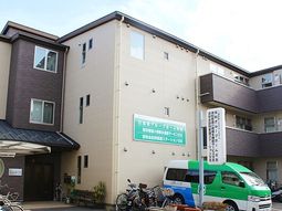 明るい建物の外観