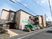 施設の外観と看板