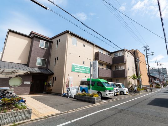 施設の外観と看板