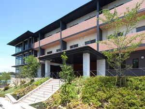 モダンな建物のエントランス