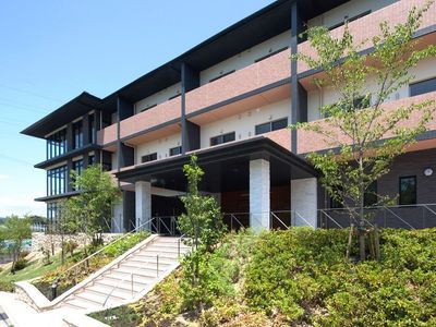 モダンな建物のエントランス