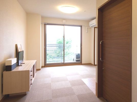 明るい居室の一角