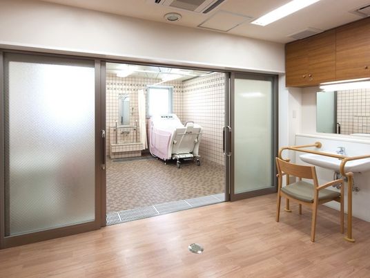 清潔な浴室のドア開口部