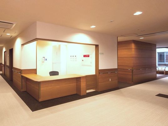 暖色の木目調フロント