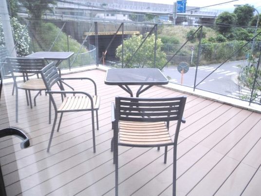 屋外の椅子とテーブル