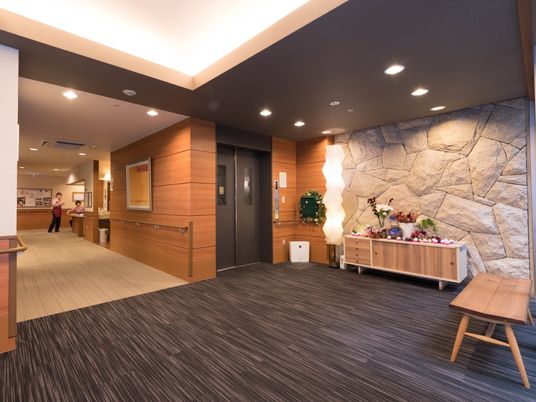 受付と通路の明るい空間