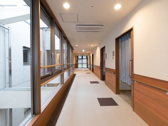 清潔な廊下の明るい風景