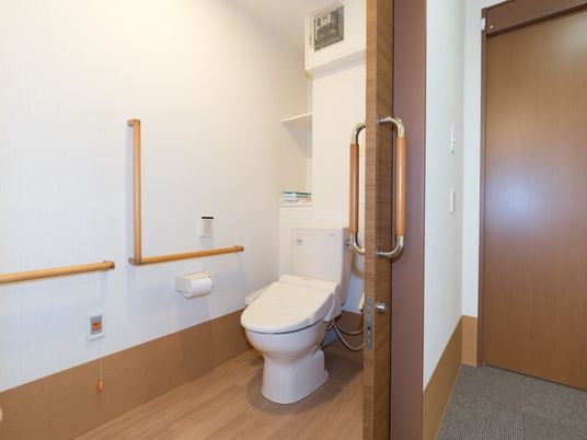 手すり付きのトイレ空間