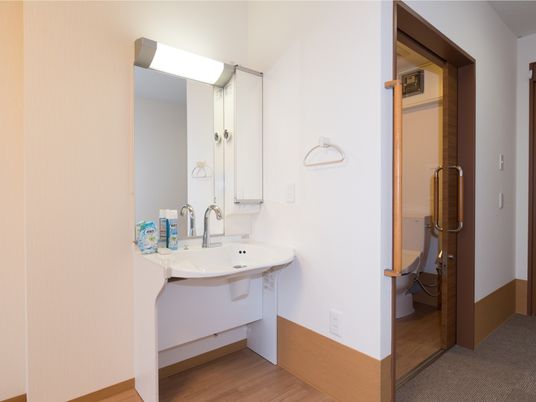居室の洗面台とトイレ